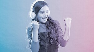 Mädchen mit Kopfhörer bewegt sich zu einem Song