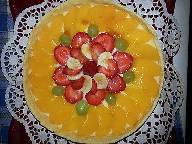 Kuchen mit verschiedenen Obstsorten belegt