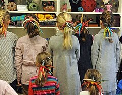 Kinder mit Haarbändern