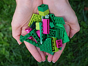 Legosteine auf Handflächen
