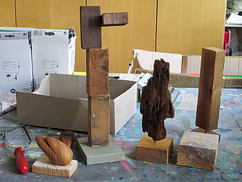 Foto von Skulpturen aus Holz in Bearbeitung