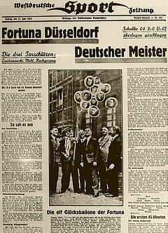 Titelseite der Düsseldorfer Nachrichten vom 12. Juni 1933, Fortuna Düsseldorf Deutscher Meister, die drei Tortschützen: Zwolanowski, Mehl und Hochgesang; dazu das Foto eines Mannes mit Luftballons, die Portraits der Spieler zeigen.