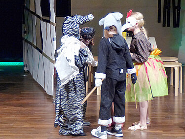 Foto von Kindern in Theaterkostümen für Theaterkurs für Kinder