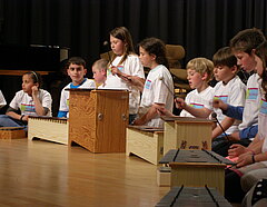 Kinder an Orff-Instrumenten im Konzert