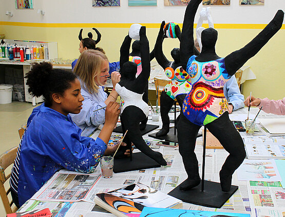 Jugendliche bauen Figuren in Anlehnung an Werke der Künstlerin Niki de Saint Phalle.