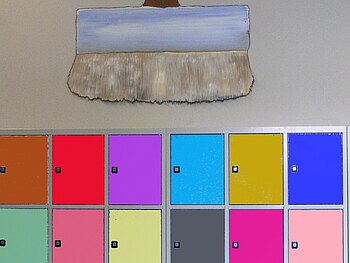 farbig gestaltete Schließfächer in einer Schule